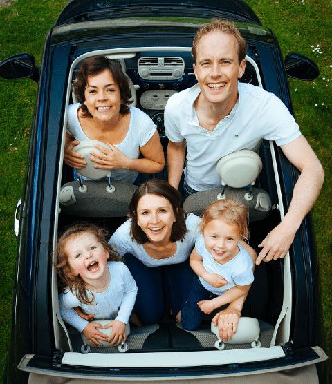 Familie mit neuem Auto dank eVB Nummer sofort angemeldet